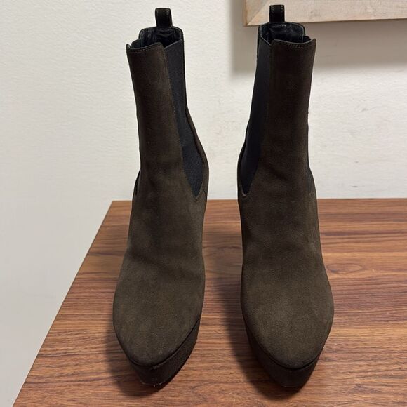 Saint Laurent Vika 95 Chelsea Ankle Boots in Brown Suede. Size 39 IT. - Picture 4 of 9